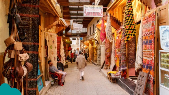 How to Negotiate in Marrakech Souks: traveler bargaining for a handwoven Moroccan carpet